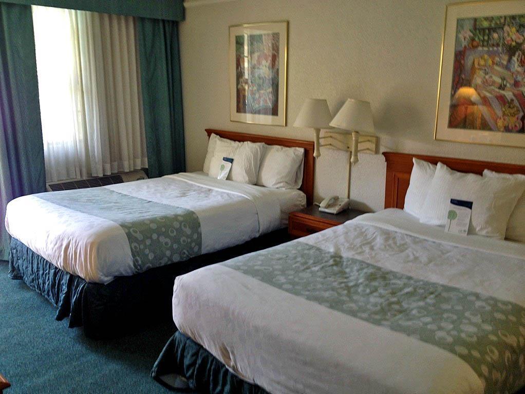 Baymont By Wyndham Tulsa Broken Arrow Motel Room photo