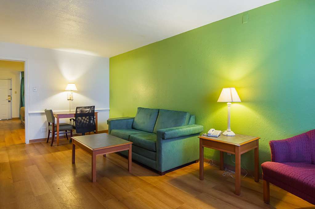 Baymont By Wyndham Tulsa Broken Arrow Motel Room photo