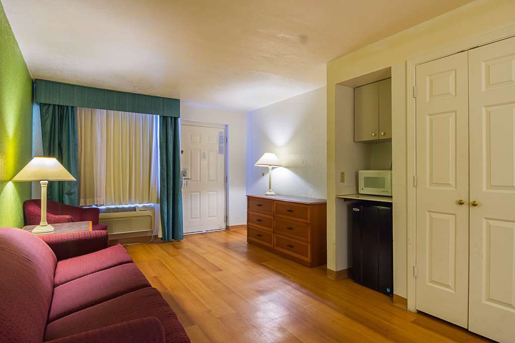 Baymont By Wyndham Tulsa Broken Arrow Motel Room photo