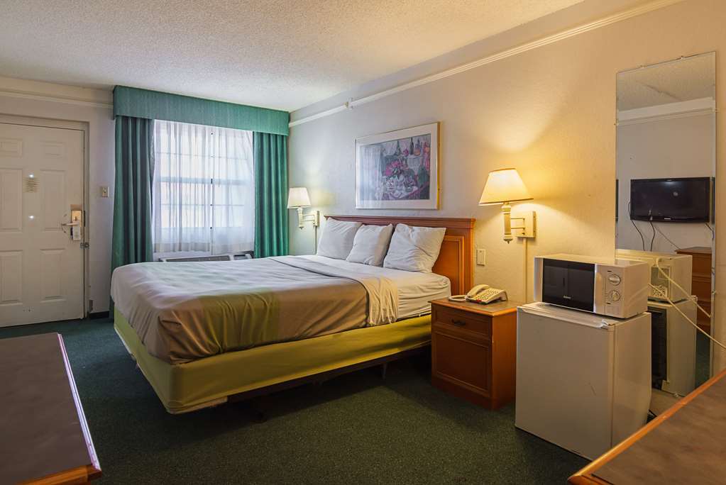Baymont By Wyndham Tulsa Broken Arrow Motel Room photo
