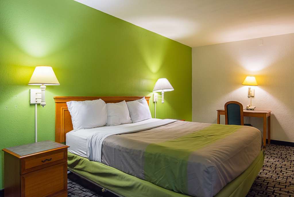 Baymont By Wyndham Tulsa Broken Arrow Motel Room photo