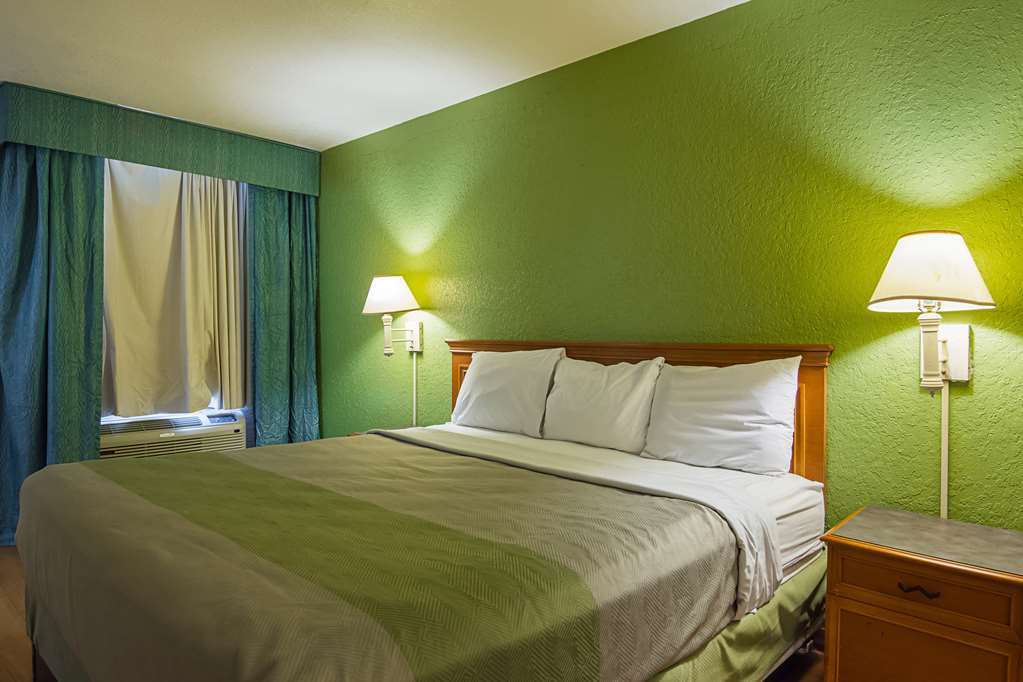 Baymont By Wyndham Tulsa Broken Arrow Motel Room photo
