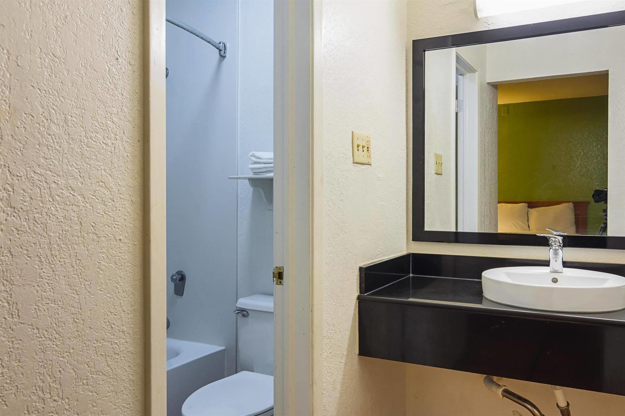 Baymont By Wyndham Tulsa Broken Arrow Motel Exterior photo
